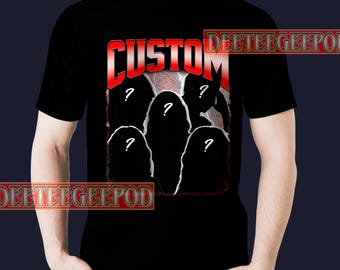 Può includere: T-shirt nera con un design grafico con la scritta "CUSTOM" a blocchi rossi. Il design include sagome di figure con punti interrogativi, su uno sfondo di fulmini. La maglietta ha anche il testo "DEETEEGEEPOD".