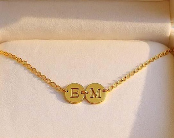 Collier initiale disques multiples, pendentif disque délicat, collier lettre personnalisé, pendentif lettre personnalisé pour maman, collier nom initiale