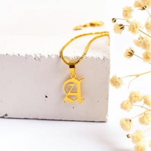 Collar con inicial en inglés antiguo, colgante con inicial gótica, colgante con letra en inglés antiguo, collar con letra personalizada, regalo con colgante con inicial personalizado