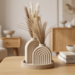 Vasset, modern vas, borddekoration, heminredning, skandinavisk dekoration, dekorativ vas, minimalistisk design, doftpinnar