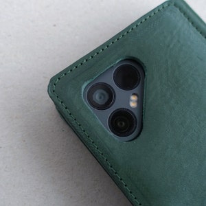 camera of the Fairphone4 in a dark green sustainable leather flip-cover