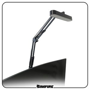 Puede incluir: Una lámpara de escritorio negra con un brazo ajustable y un cabezal de luz rectangular. La lámpara está montada sobre una superficie negra curvada. La marca "SIMFIRE" está impresa en la parte inferior.