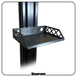 Peut inclure: Une étagère en métal noir avec un motif en losange sur le bord avant est montée sur un support vertical noir. L'étagère a une surface plane et est fixée avec des vis. Le logo "SIMFIRE" est en bas.