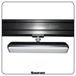 Peut inclure: Un luminaire LED noir et blanc aux coins arrondis, monté sous une barre métallique noire. Le luminaire est fixé avec un support métallique argenté. La marque "SIMFIRE" est imprimée en bas.