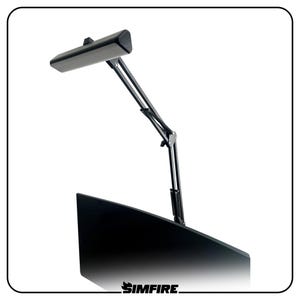 Puede incluir: Una lámpara de escritorio negra ajustable con un cabezal de luz rectangular. La lámpara tiene un brazo flexible y está montada sobre una base negra. La marca "SIMFIRE" está impresa en la parte inferior.