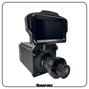 Puede incluir: Una pantalla de simulador de carreras negra con una pantalla y varios botones. La unidad tiene un acento de fibra de carbono y la marca "SIMFIRE" es visible en la parte inferior. El dispositivo está diseñado para simulación de carreras.