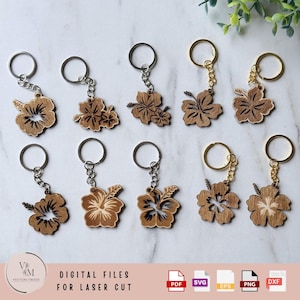 Op de afbeelding: Tien houten sleutelhangers met een hibiscusbloemontwerp. De sleutelhangers zijn gemaakt van lichtbruin hout en hebben zilveren en gouden sleutelringen. De sleutelhangers zijn gerangschikt in twee rijen van vijf. De afbeelding bevat de tekst "DIGITALE BESTANDEN VOOR LASERSNIJDEN" en pictogrammen voor de bestandsformaten PDF, SVG, EPS, PNG en DXF.