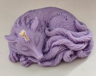 Natural soy wax scented candle: nine-tails fox with blueberry muffins aroma.