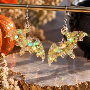 Orecchini a forma di pipistrello arancioni, orecchini pendenti di Halloween, orecchini a forma di pipistrello in resina glitterata, orecchini con paillettes iridescenti, gioielli spettrali