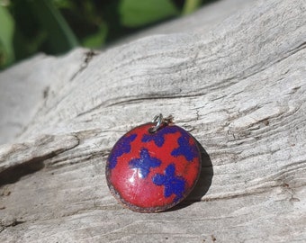 Hermoso colgante de esmalte real azul y rojo hecho a mano