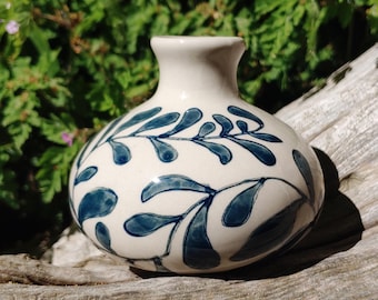 Lovelyl Blue and White Handmade Ceramic Seaweed Vase