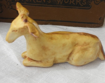 Cabra de porcelana esculpida a mano