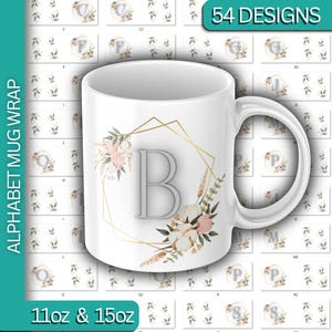 Puede incluir: Una taza de cerámica blanca con un marco geométrico dorado que rodea la letra B, decorada con ilustraciones florales en tonos rosa suave y verde. El fondo muestra una cuadrícula de 54 diseños de tazas con etiquetas de 11oz y 15oz.