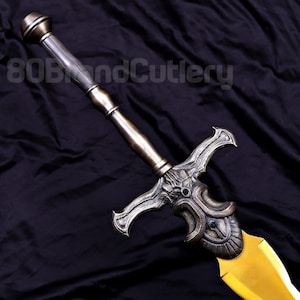 Könnte beinhalten: Ein Schwert mit einem metallisch bronzefarbenen Griff und einem detailreichen, strukturierten Parier mit dunklen Akzenten. Die Klinge ist in einem hellen, einfarbigen Gelb gehalten. Der Text 80BrandCutlery ist oben links im Bild zu sehen.