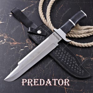 Könnte beinhalten: Weißer Keramikbecher mit schwarzem Henkel und dem Schriftzug "But First, Coffee" in handschriftlichem Stil. Der Becher fasst etwa 325-444 ml und ist für Heißgetränke geeignet.