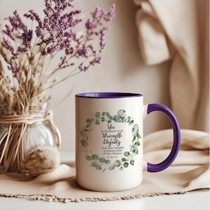 Proverbios 31:25 Ella está vestida de fuerza y dignidad Taza Taza de las Escrituras Regalos Cristianos Mujer Empoderada Cita Bíblica Ama como Jesús