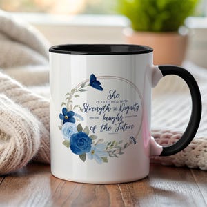 Proverbios 31:25 Ella está vestida de fuerza y dignidad Taza Regalo del Día de la Madre Taza de las Escrituras Taza con versículo bíblico Ama como Jesús Regalos cristianos