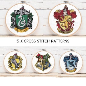 Może przedstawiać: Pięć wzorów haftu krzyżykowego przedstawiających herby domów Hogwartu: Slytherin, Gryffindor, Hufflepuff, połączony herb i Ravenclaw. Każdy wzór znajduje się w okrągłej drewnianej tamborku z nazwą domu na dole.