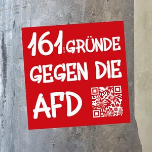 Könnte beinhalten: Ein roter quadratischer Aufkleber mit weißem Text und einem QR-Code ist an einem Metallpfosten angebracht. Der Text lautet "161 GRÜNDE GEGEN DIE AFD". Der Aufkleber ist im Fokus, der Hintergrund ist unscharf.