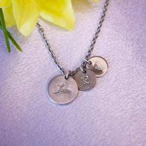 Personalized Mom Initial Necklace – Stamped Silver Pendant on Dainty Chain | Mother’s Day Gift