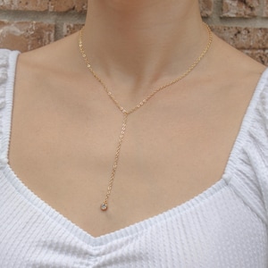 Zierliche Gold Lariat Kette: Edelstahl Y Tropfen Anhänger