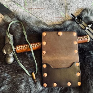 Cartera para tarjetas remachada de cuero hecha a mano, elaborada con cuero de grano completo.