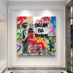 Dream Big Dreams Graffiti Canvas Wall Art Przedstawiający Chłopca Na Kolorowym Tle Miejskim I Motywującym Tekstem Do Nowoczesnego Wystroju Domu