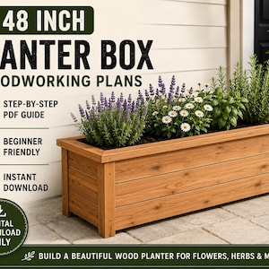 Puede incluir: Una jardinera de madera de color marrón claro, de aproximadamente 122 cm de largo, llena de flores y hierbas. El texto en la imagen dice "Planter Box - Woodworking Plans" y "Build a beautiful wood planter for flowers, herbs & more."