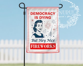 Democracy Is Dying But Hey Schöne Feuerwerk Gartenfahne, Retro Gartenbanner, Politica Gartenschild, Doppelseitige Yard Flagge,Patriotische Wohnkultur