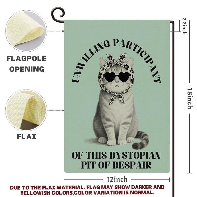 K&ouml;nnte beinhalten: Dekorative Gartenflagge mit einer Katze, die eine herzf&ouml;rmige Sonnenbrille und ein Blumencape tr&auml;gt. Die Flagge ist 45.7 cm hoch und 30.5 cm breit, mit dem Text "UNWILLING PARTICIPANT OF THIS DYSTOPIAN PIT OF DESPAIR". Aus Flachs.