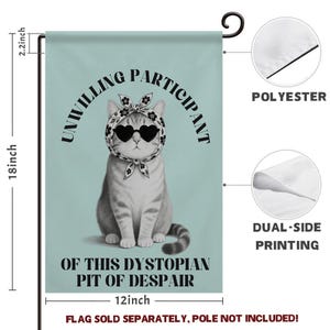 K&ouml;nnte beinhalten: Doppelseitige Gartenflagge, 45 cm hoch, mit einer Katze, die herzf&ouml;rmige Sonnenbrillen und ein Kopftuch tr&auml;gt. Die Flagge lautet "UNWILLING PARTICIPANT OF THIS DYSTOPIAN PIT OF DESPAIR". Aus Polyester, die Flagge ist 30 cm breit.