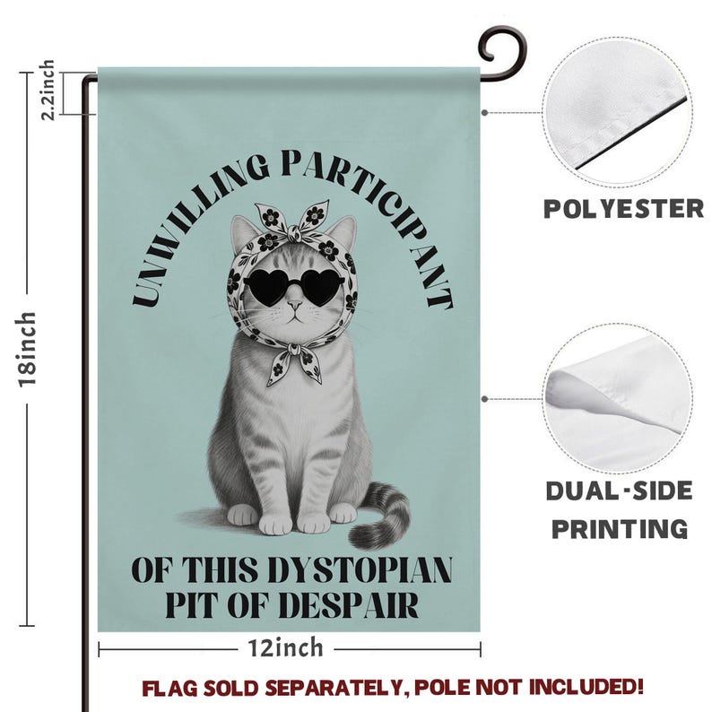 K&ouml;nnte beinhalten: Doppelseitige Gartenflagge, 45 cm hoch, mit einer Katze, die herzf&ouml;rmige Sonnenbrillen und ein Kopftuch tr&auml;gt. Die Flagge lautet "UNWILLING PARTICIPANT OF THIS DYSTOPIAN PIT OF DESPAIR". Aus Polyester, die Flagge ist 30 cm breit.