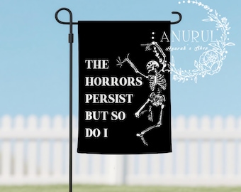 The Horrors Persist But So Do I, Tanzende Skelett Garten Flagge, Vintage Gruselige Blumenmuster, Rustikale Herbst Veranda, Kürbis Saison Flagge, Doppelseitig