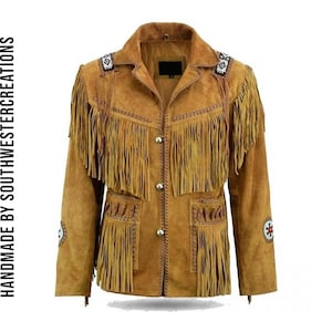 Puede incluir: Una chaqueta de gamuza marrón con detalles de flecos y acentos de cuentas. La chaqueta tiene cierre de botón y dos bolsillos. "Handmade by Southwestcreations" está impreso en el lado izquierdo de la imagen.