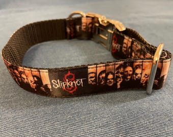 Könnte beinhalten: Schwarzes Hundehalsband mit einem bunten Band, das das Logo der Band Slipknot und die Gesichter der Bandmitglieder zeigt.