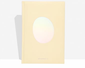 Könnte beinhalten: Ein hellgelbes Notizbuch mit einem großen, ovalen, schillernden Design auf dem Einband. Der Text "MANIFEST IT" ist in kleinen, grauen Buchstaben unten rechts auf dem Notizbuch gedruckt.