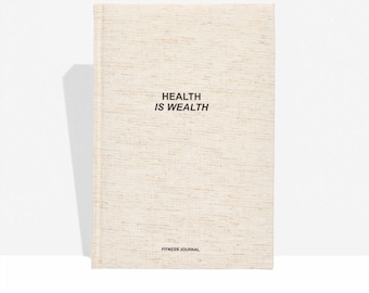 以下が含まれることがあります： 「HEALTH IS WEALTH」の黒い文字が入ったベージュ色のフィットネスジャーナル。下部には「FITNESS JOURNAL」の文字が印刷されています。ジャーナルはテクスチャード加工された表紙で、長方形です。