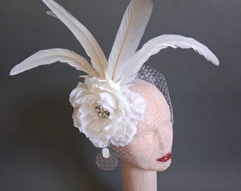 Witte bruidsfascinator, zendspoel met strass bloem, witte vogelkooisluier, bruiloftaccessoire haanveer
