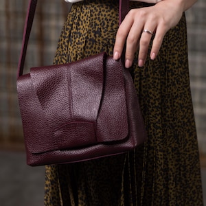 Umhängetasche aus weinrotem Leder mit Magnetklappe, handgefertigte Ledertasche, minimalistische Schultertasche, perfektes Geschenk für Mama