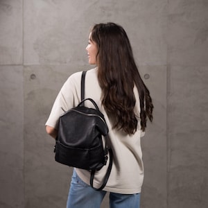 Sac à dos en cuir noir fait main, petit sac à dos unisexe, sac à dos décontracté, cadeau parfait pour elle, sac à dos élégant et pratique pour tous les jours