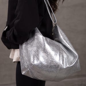 Silber Leder Hobo Bag, Metallic Leder Slouch Bag, Große Leder Tragetasche mit Reißverschluss, Italienische Lederhandtasche, Echte Designer Handtasche