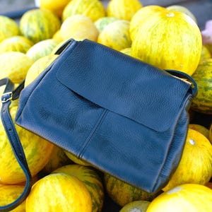 Umhängetasche aus echtem Leder, stilvolle kleine Schultertasche, handgefertigte Umhängetasche aus schwarzem Leder, viele Farben