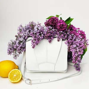 Weiße italienische Leder Crossbody, Umhängetasche mit verstellbaren Trägern, Handgefertigte Leder Crossbody Geldbörse, Elegante mittlere Damenhandtasche