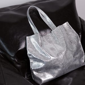 Sac en cuir argenté, sac en cuir italien, sac fourre-tout à bandoulière, poignée sur le dessus, sac métallique pour femme, sac à main en cuir, sac fourre-tout en cuir pour ordinateur portable