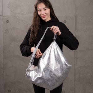 Silber Leder Hobo Bag, Große Leder Shopper Tasche, Einkaufstasche mit Reißverschluss, Italienische Lederhandtasche, Metallic Farbe Designer Handtasche