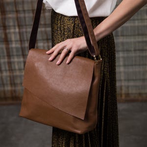 Sac pour tablette en cuir véritable, sac messager, sac bandoulière fait main, sac minimaliste pour femme, petit sac à bandoulière, cartable en cuir pour iPad