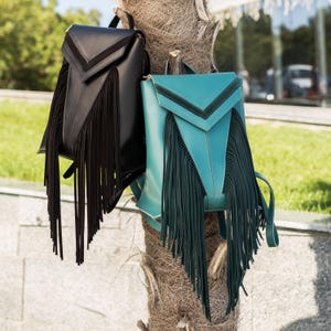 Sac à dos en cuir noir avec franges, sac à dos bohème fait main, sac à dos élégant pour le travail et l'ordinateur portable, sac de ville parfait, cadeau de fête des mères