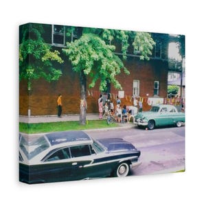 Photo Kodachrome originale des années 60, quartier Logan Square de Chicago, voiture classique et enfants jouant True Americana