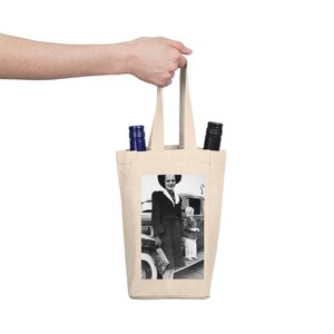 Elegante portabotellas vintage para madre e hijo, años 40. Regalo con foto en blanco y negro. Ideal para amantes del vino, reuniones familiares y coches clásicos.