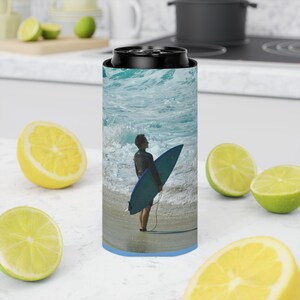 Surfs Up Dosenkühler | Beach Vibes Trinkhülle | Sommer-Party-Accessoire | Outdoor Grill Geschenk | Küsten Urlaub Getränke Halter